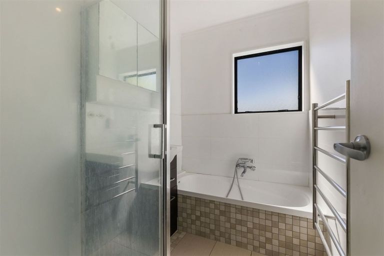 Photo of property in 66a Trias Road, Totara Vale, Auckland, 0629