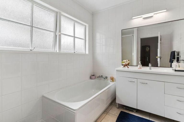 Photo of property in 85 Glenmore Road, Sunnyhills, Auckland, 2010