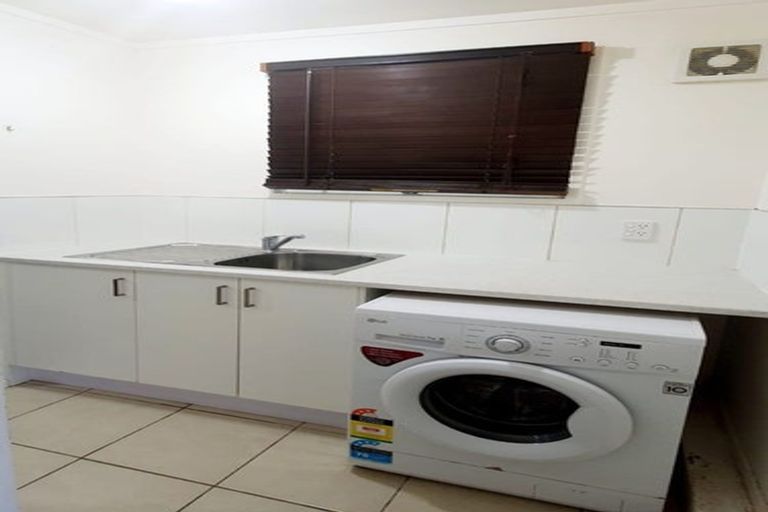 Photo of property in 13 Vina Place, Massey, Auckland, 0614