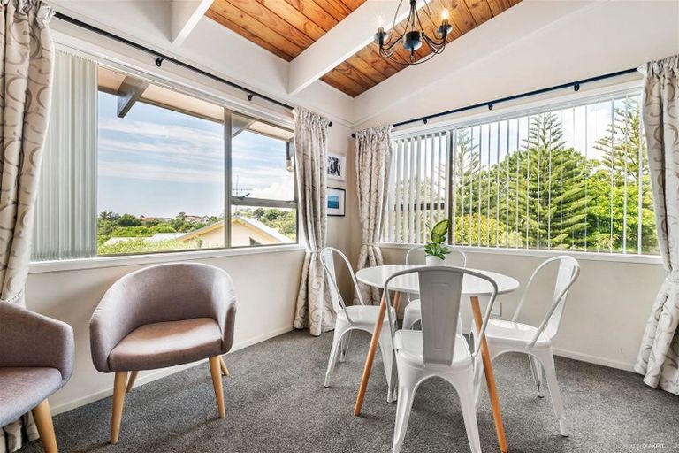 Photo of property in 8 Halldene Terrace, Red Beach, 0932