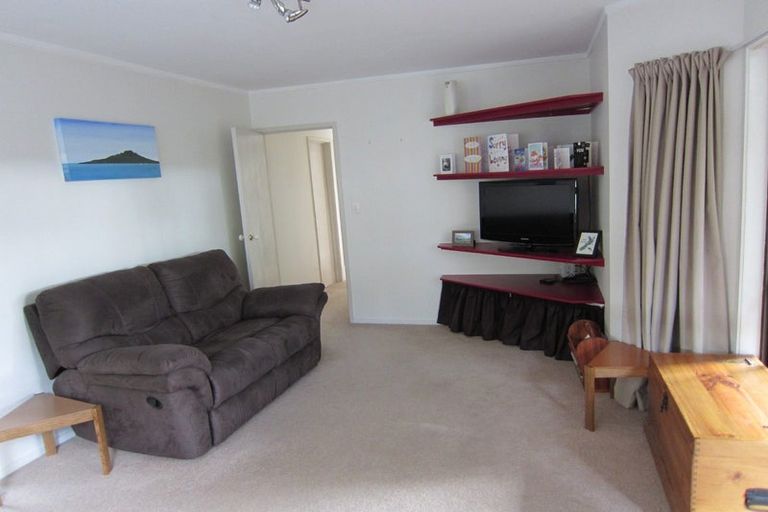 Photo of property in 1/7 Waverley Avenue, Glenfield, Auckland, 0629