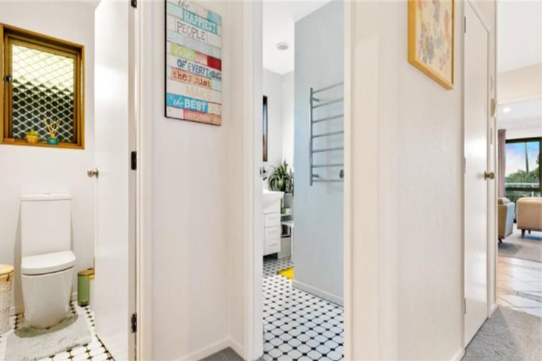 Photo of property in 1/67 Seaview Road, Castor Bay, Auckland, 0620