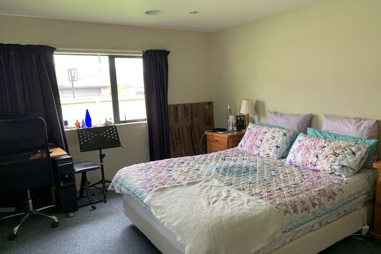 Photo of property in 8 Fiordland Place, Aotea, Porirua, 5024