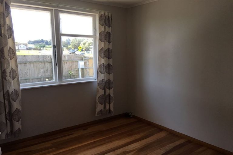 Photo of property in 2 Gibbons Crescent, Castlecliff, Whanganui, 4501