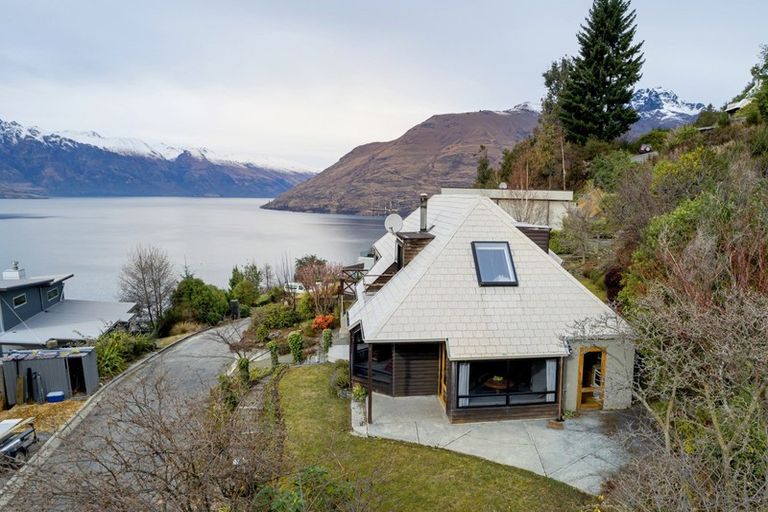 Photo of property in 10 Lordens Place, Fernhill, Queenstown, 9300