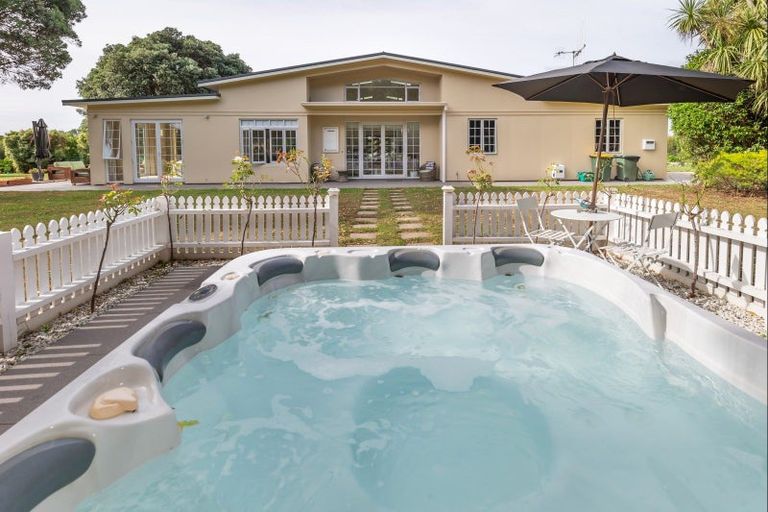 Photo of property in 15 Tarahunga Road, Levin, 5571