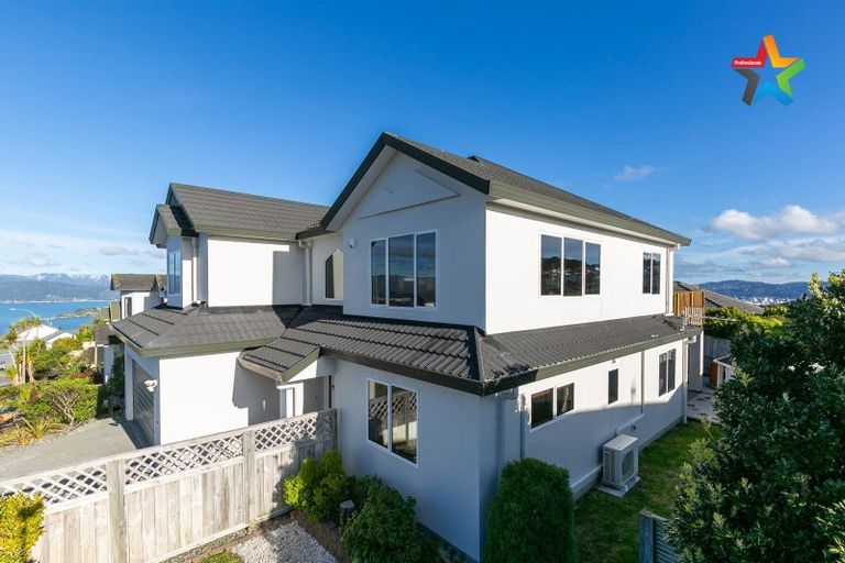 Photo of property in 8 Bennett Grove, Newlands, Wellington, 6037