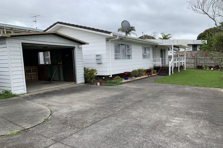 Photo of property in 2/82 Roberts Road, Te Atatu South, Auckland, 0610