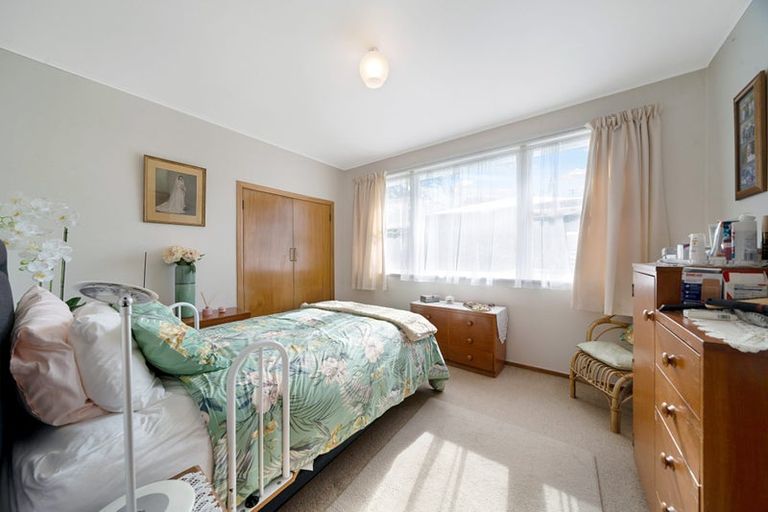 Photo of property in 23 Buscomb Avenue, Henderson, Auckland, 0610