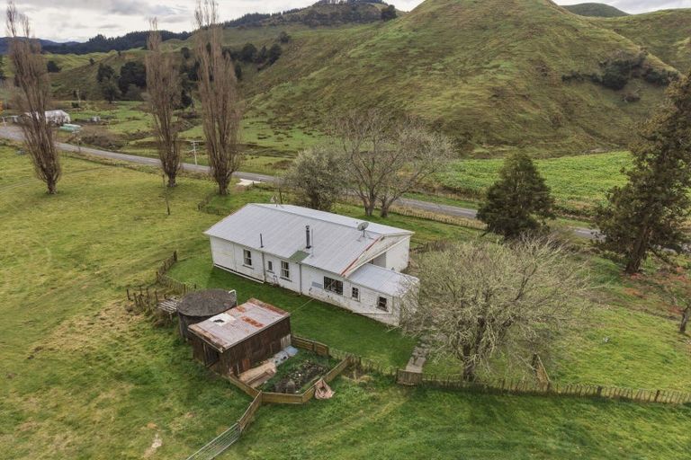 Photo of property in 921 Ongo Road, Hunterville, 4782