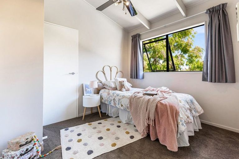 Photo of property in 1/20 Reynolds Place, Torbay, Auckland, 0630