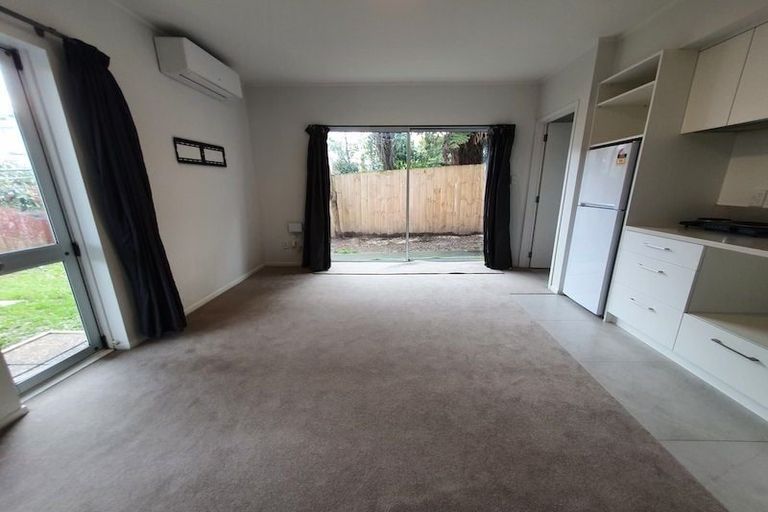 Photo of property in 2/104 East Coast Road, Forrest Hill, Auckland, 0620