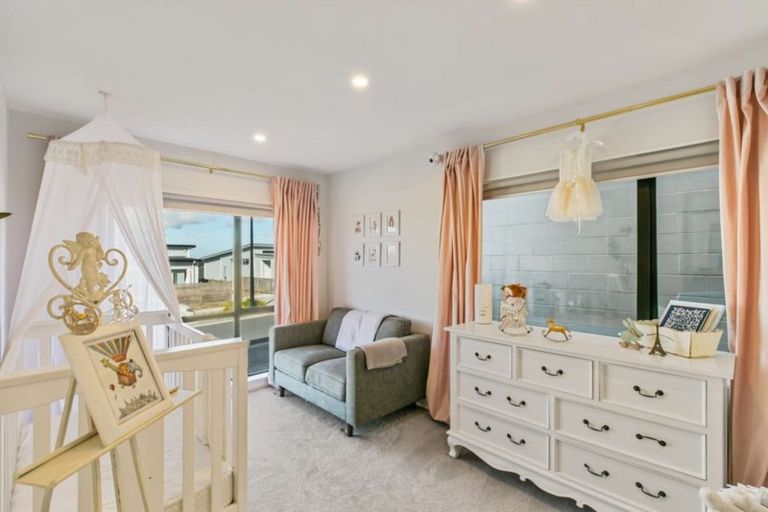 Photo of property in 50 Ascension Crescent, Orewa, 0931