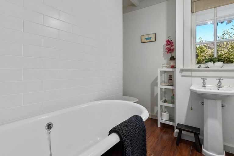 Photo of property in 379a Devonport Road, Tauranga South, Tauranga, 3112