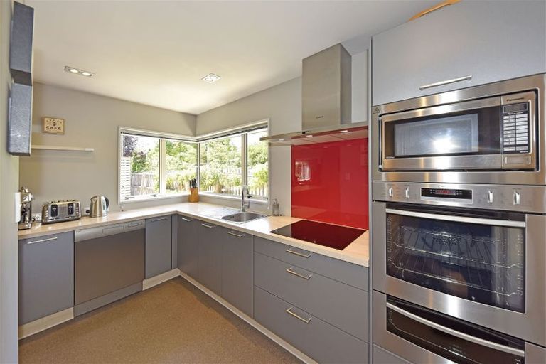 Photo of property in 11 Thornwood Place, Redwood, Christchurch, 8051