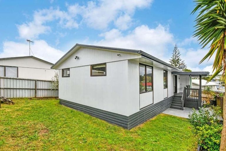 Photo of property in 2/10 Nearco Street, Randwick Park, Auckland, 2105
