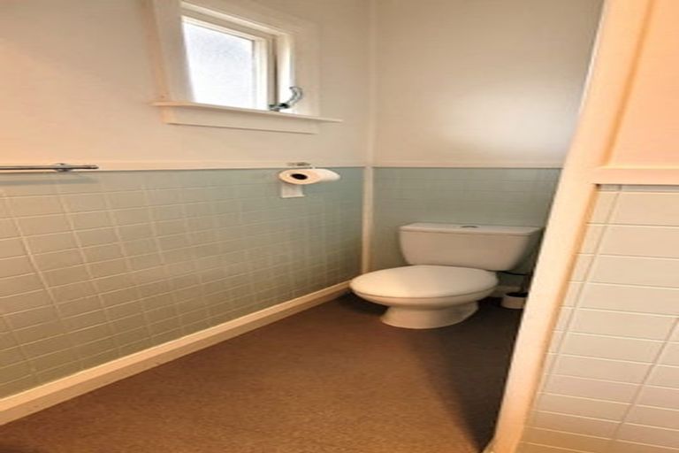 Photo of property in 32 Victoria Road, New Plymouth, 4310