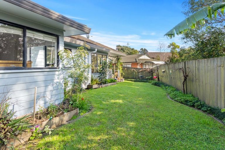 Photo of property in 9 Wyatt Place, Glendene, Auckland, 0602