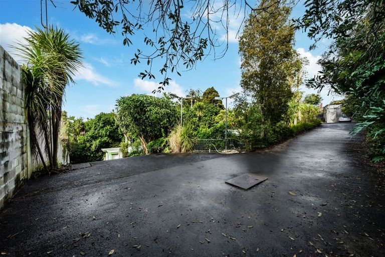 Photo of property in 323 Glenfield Road, Glenfield, Auckland, 0629