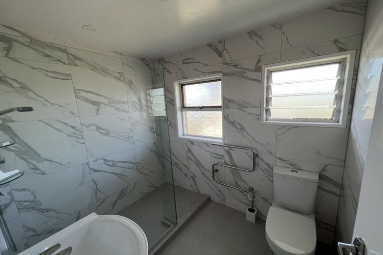 Photo of property in 2/52 Bentley Avenue, Glenfield, Auckland, 0629