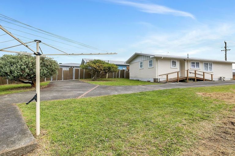 Photo of property in 98 Driver Crescent, Cannons Creek, Porirua, 5024