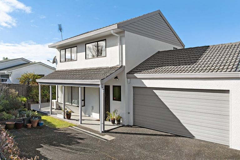Photo of property in 2/102 Manhattan Heights, Glendene, Auckland, 0602