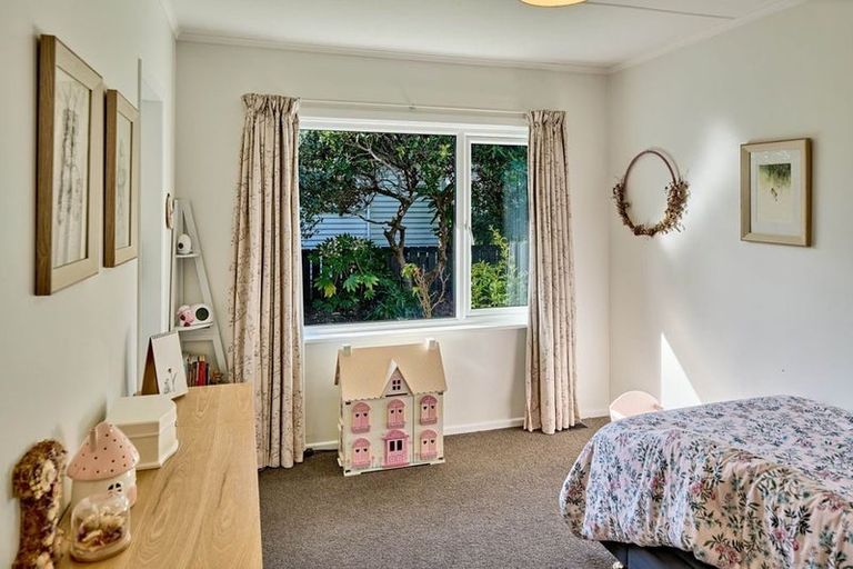 Photo of property in 1 East Grove, Alicetown, Lower Hutt, 5010