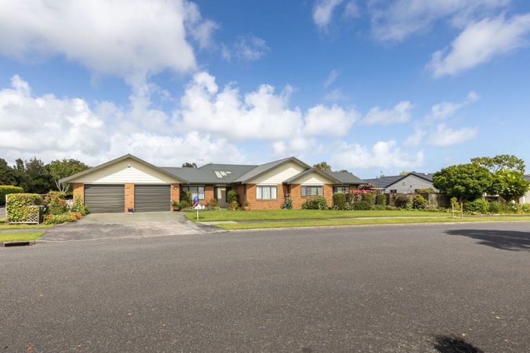 Photo of property in 16 Kinross Drive, Merrilands, New Plymouth, 4312