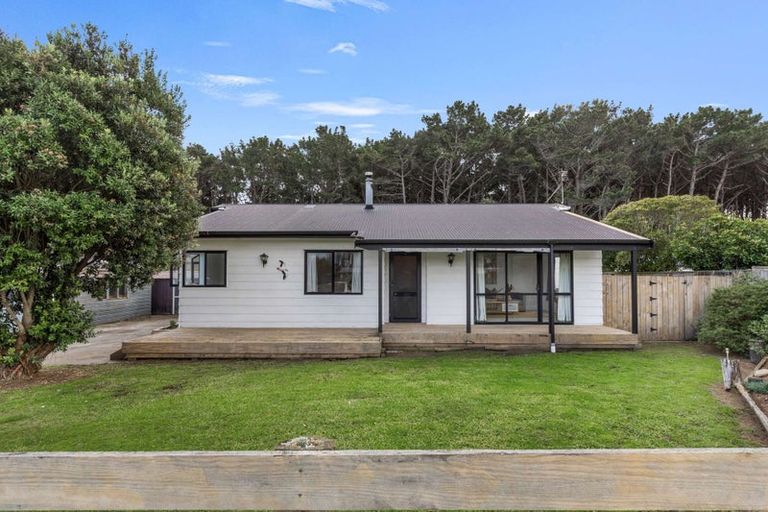 Photo of property in 9 Cousins Avenue East, Foxton Beach, Foxton, 4815