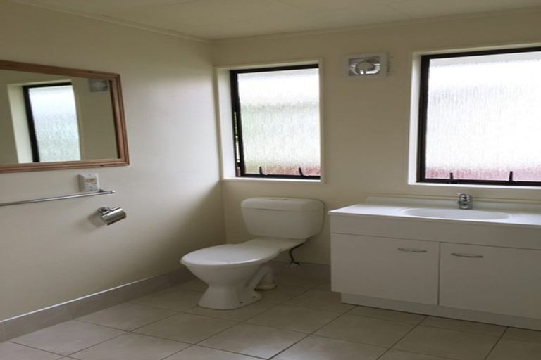 Photo of property in 60 Lavelle Road, Henderson, Auckland, 0612