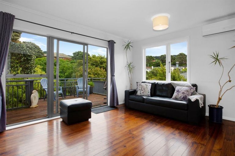 Photo of property in 10 Kereru Bend, Tawa, Wellington, 5028