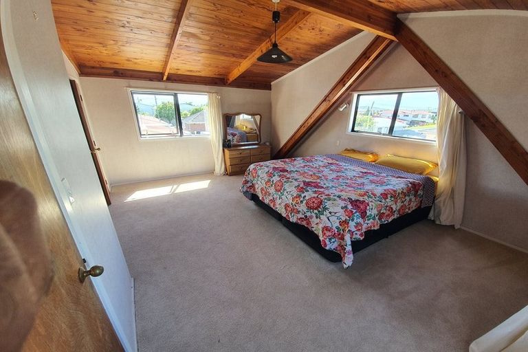 Photo of property in 2/1 Bamboo Grove, Kelston, Auckland, 0602