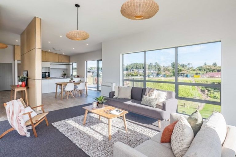 Photo of property in 14 Te Heke Place, Waikanae, 5036