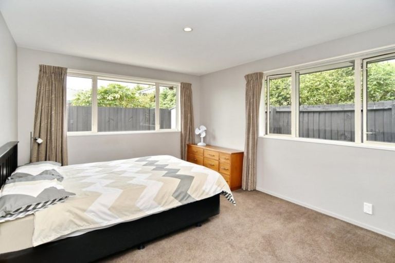 Photo of property in 27a Farnswood Place, Redwood, Christchurch, 8051