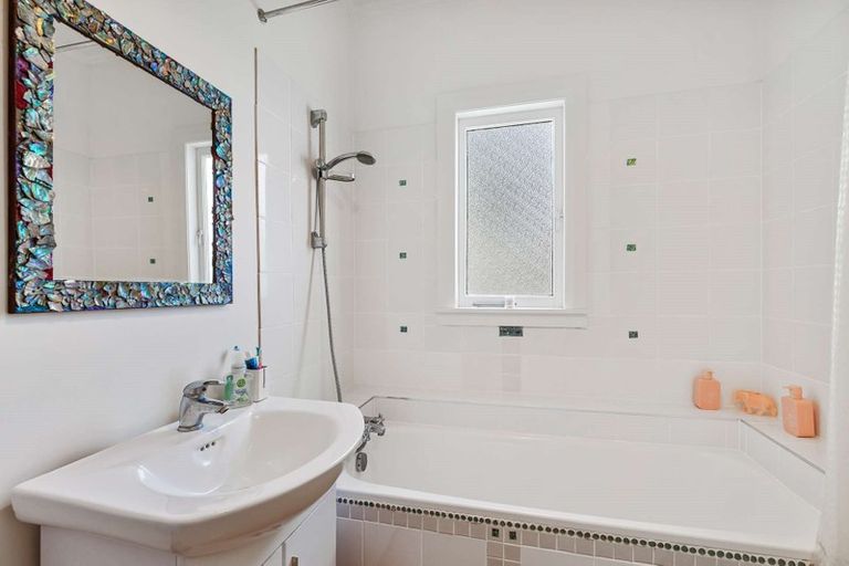 Photo of property in 6 Racecourse Road, Waiuku, 2123