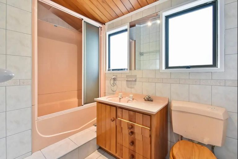 Photo of property in 46 Kingsclere Place, Goodwood Heights, Auckland, 2105