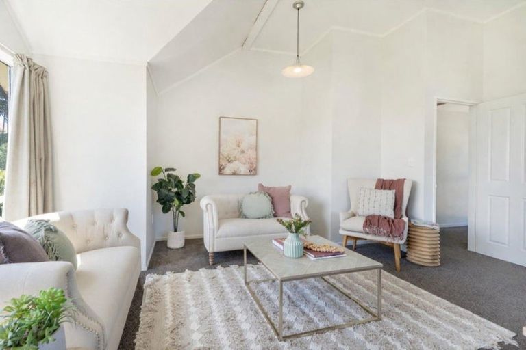 Photo of property in 5 Pimlico Place, Newlands, Wellington, 6037