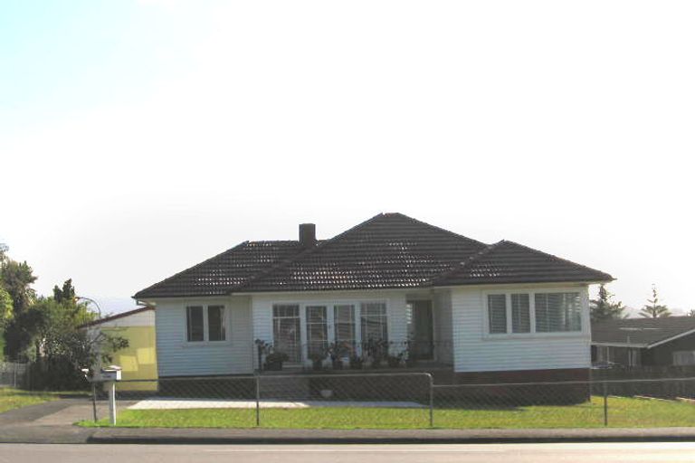 Photo of property in 4208 Great North Road, Glendene, Auckland, 0602