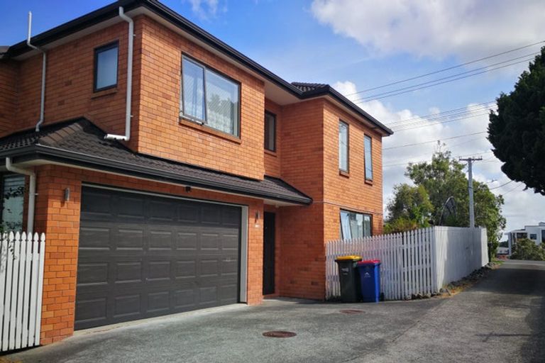 Photo of property in 26a Raleigh Road, Northcote, Auckland, 0627