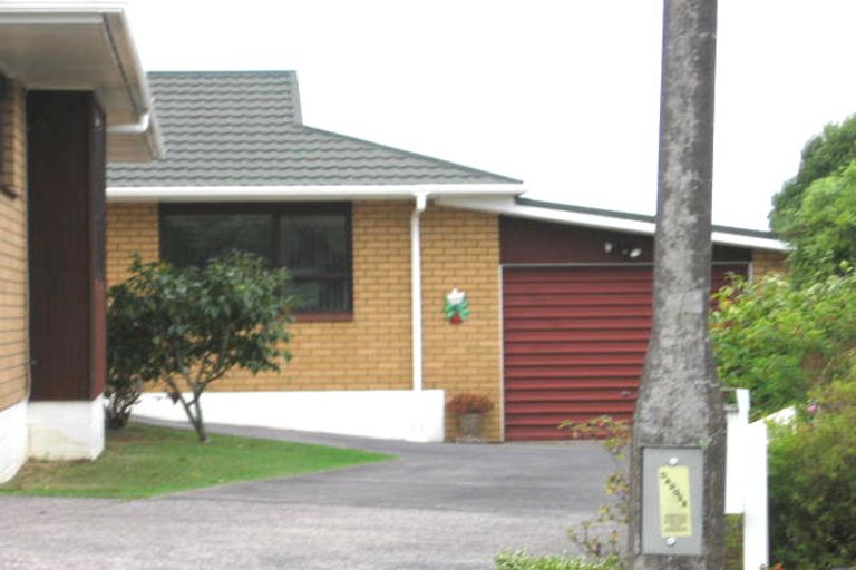 Photo of property in 2/5 Milwaukee Place, Glendene, Auckland, 0602