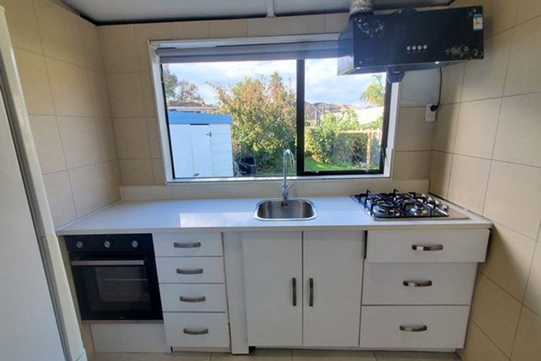 Photo of property in 15 Hedge Row, Sunnyhills, Auckland, 2010