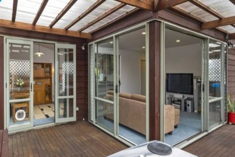 Photo of property in 2/206 Albany Highway, Schnapper Rock, Auckland, 0632