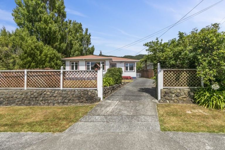 Photo of property in 43 Totara Street, Wainuiomata, Lower Hutt, 5014