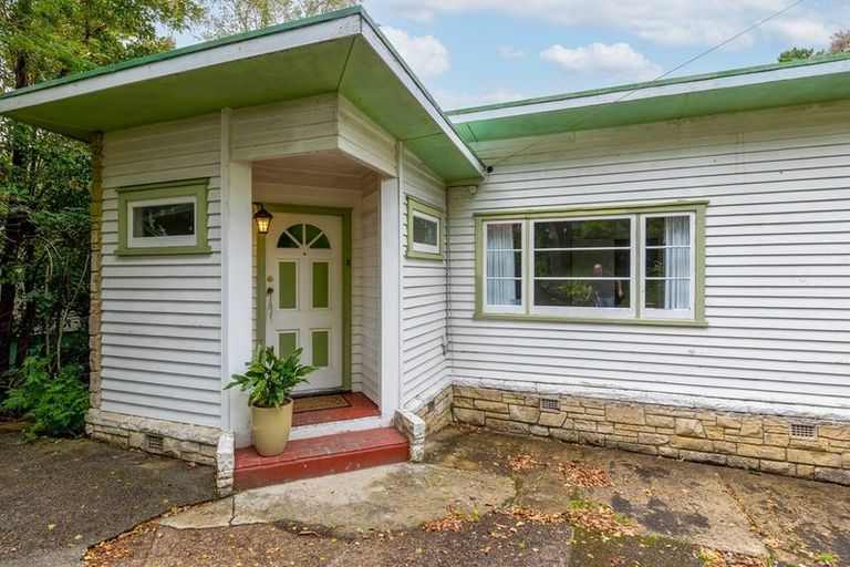 Photo of property in 15 Fairmount Road, Titirangi, Auckland, 0604