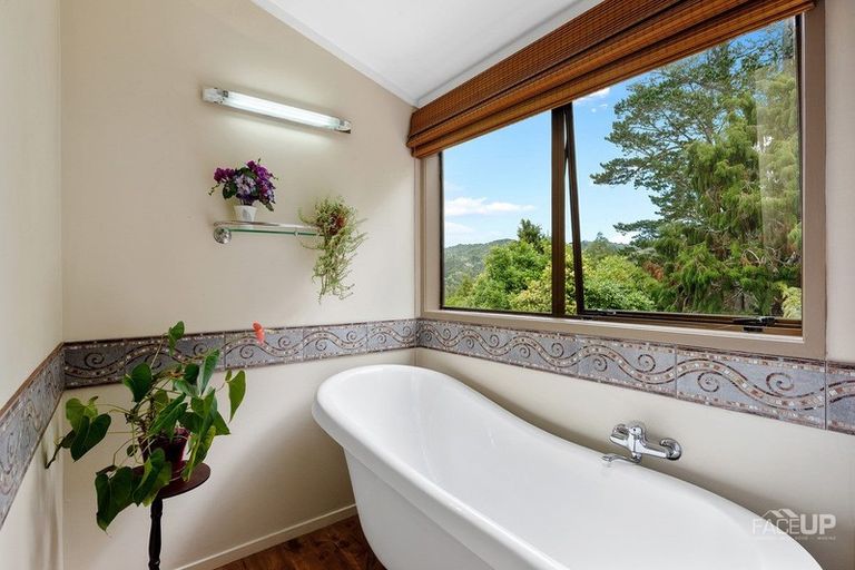 Photo of property in 242 Forest Hill Road, Waiatarua, Auckland, 0612