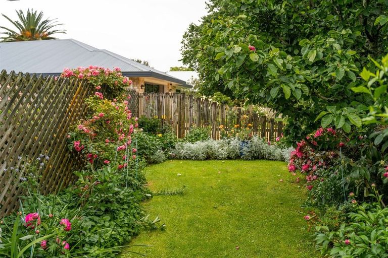 Photo of property in 1 Oak View Place, Greytown, 5712