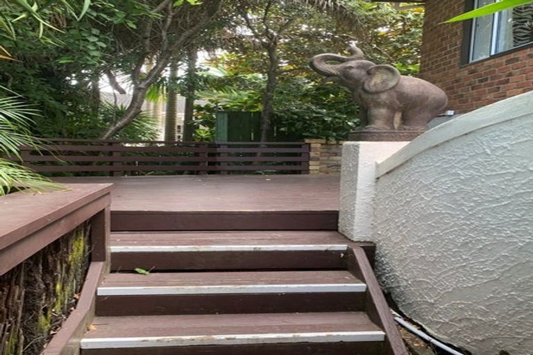 Photo of property in 27-29 Wairau Road, Forrest Hill, Auckland, 0627