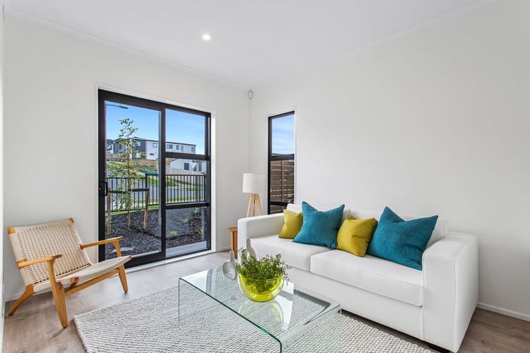 Photo of property in 17 William Calvert Drive, Swanson, Auckland, 0614