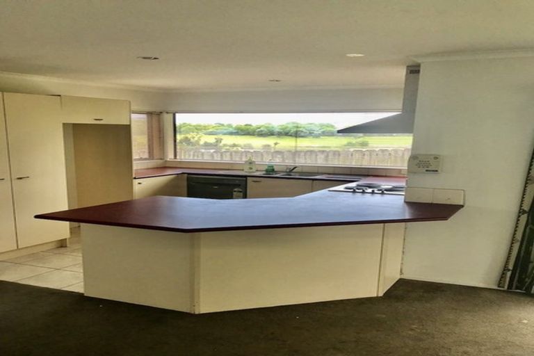 Photo of property in 51 De Havilland Drive, Goodwood Heights, Auckland, 2105