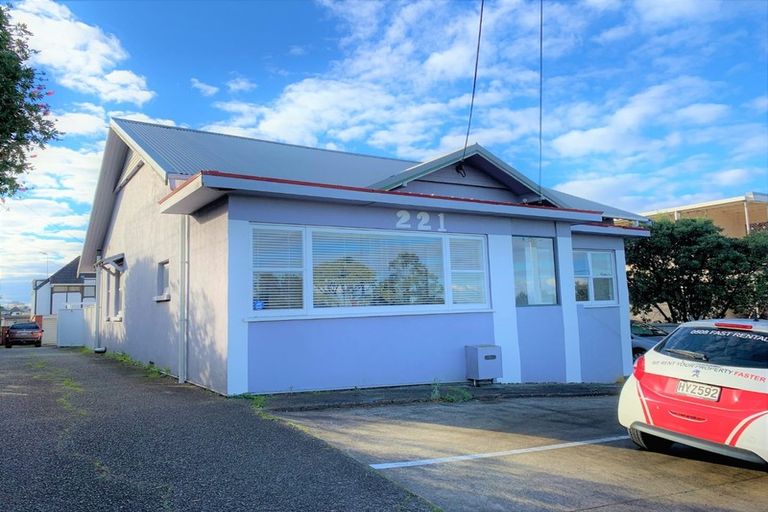 Photo of property in 2/221 Onewa Road, Birkenhead, Auckland, 0626